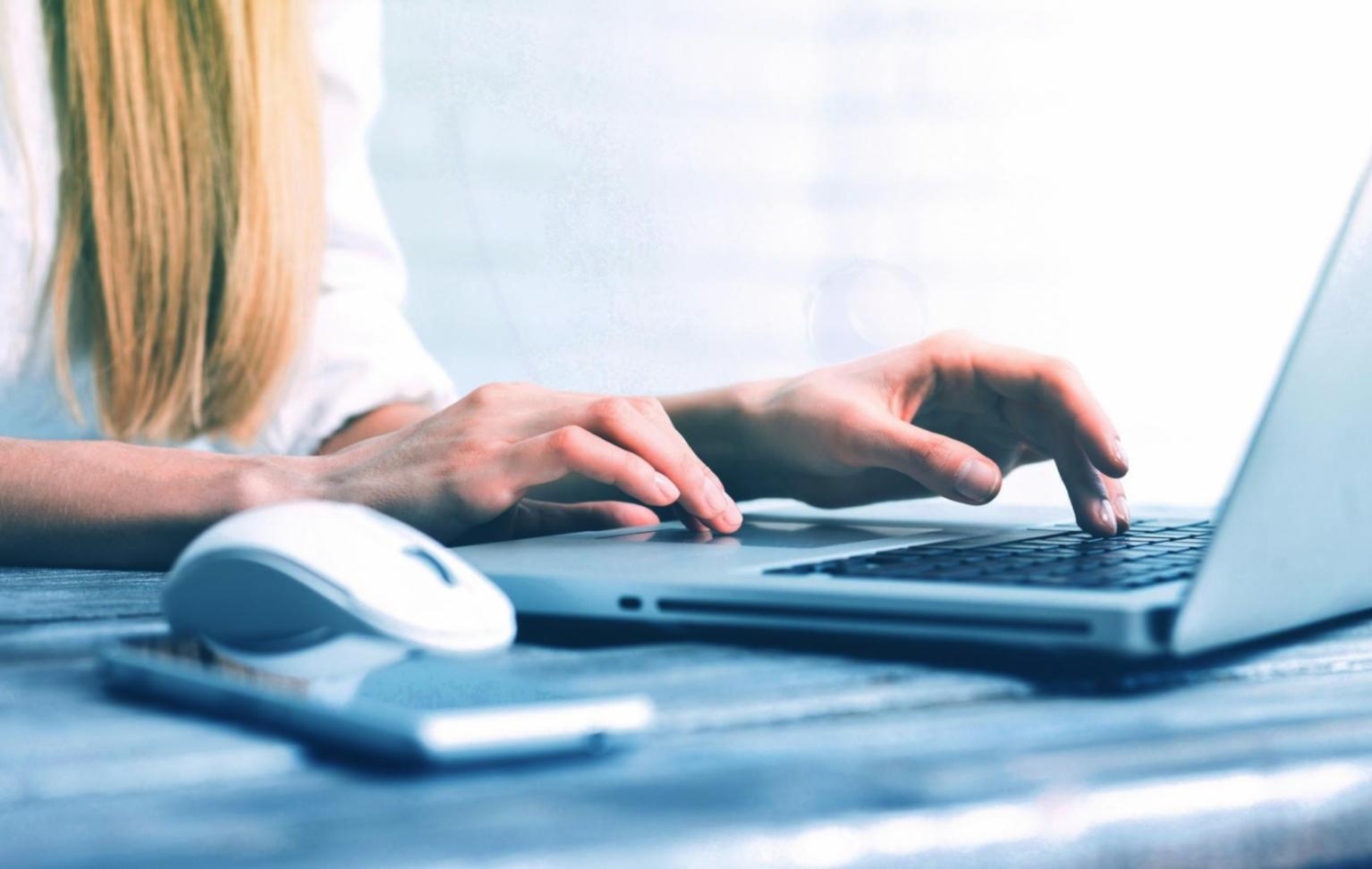 Profesionales trabajando en análisis financiero en una sesión de trabajo colaborativo