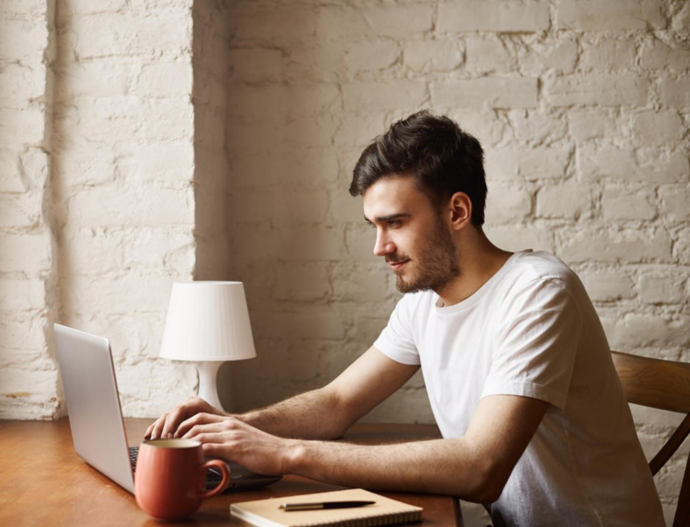 Sesión de webinar interactiva con participantes compartiendo experiencias empresariales