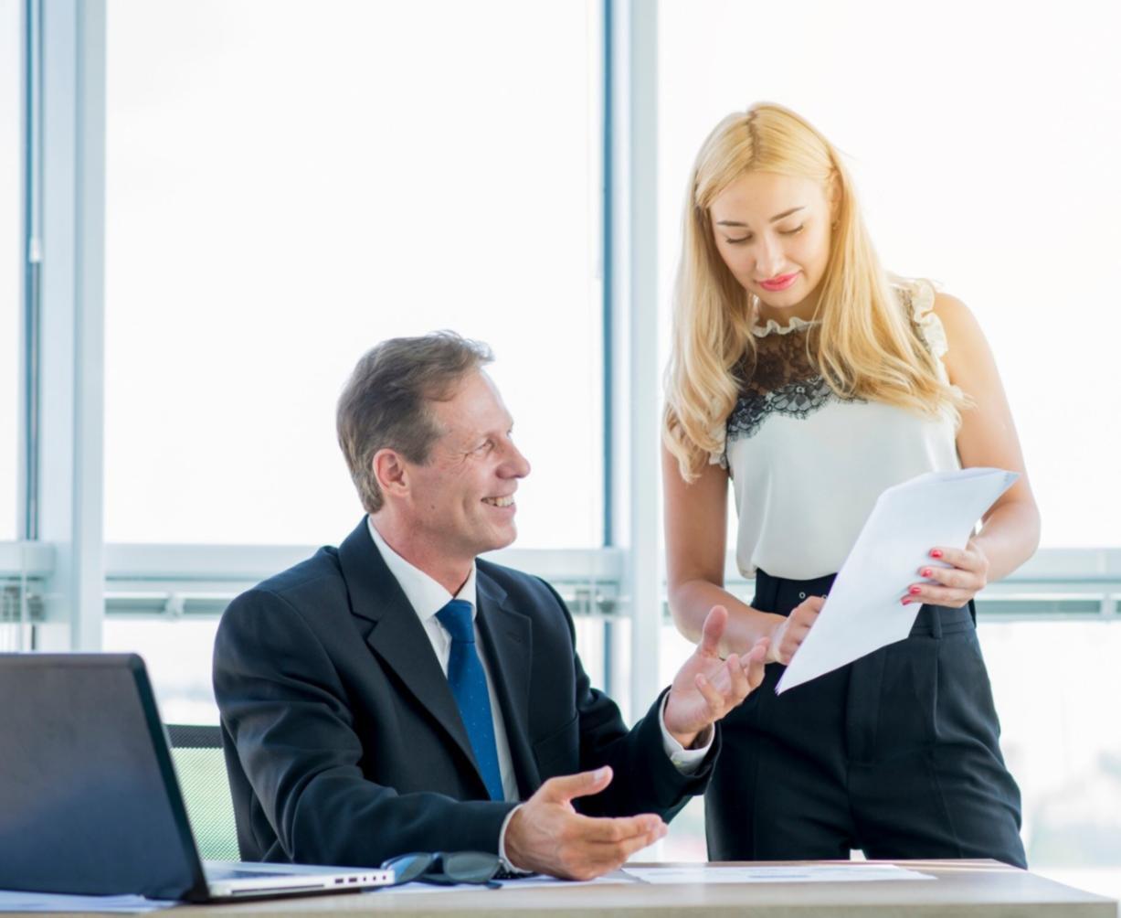 Profesionales trabajando en estrategias de comunicación financiera